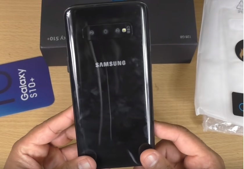Prima replica de Samsung Galaxy S10, pret si specificatii