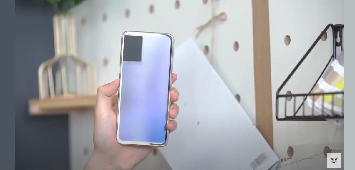 Telefonul care-si schimba culoarea, ar avea succes asa ceva?