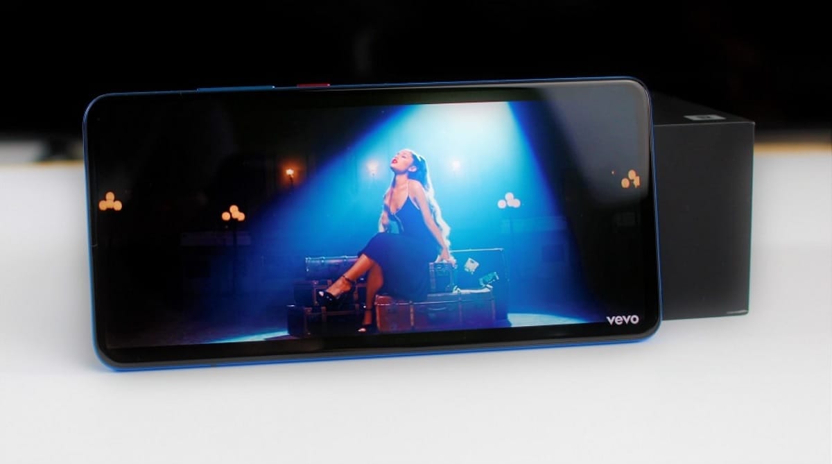 10 Motive pentru care sa alegi un telefon cu ecran AMOLED