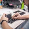UE impune producatorilor sa repare telefoanele chiar dupa garantie: consumatorii beneficiaza de dispozitive de inlocuire in timpul reparatiilor