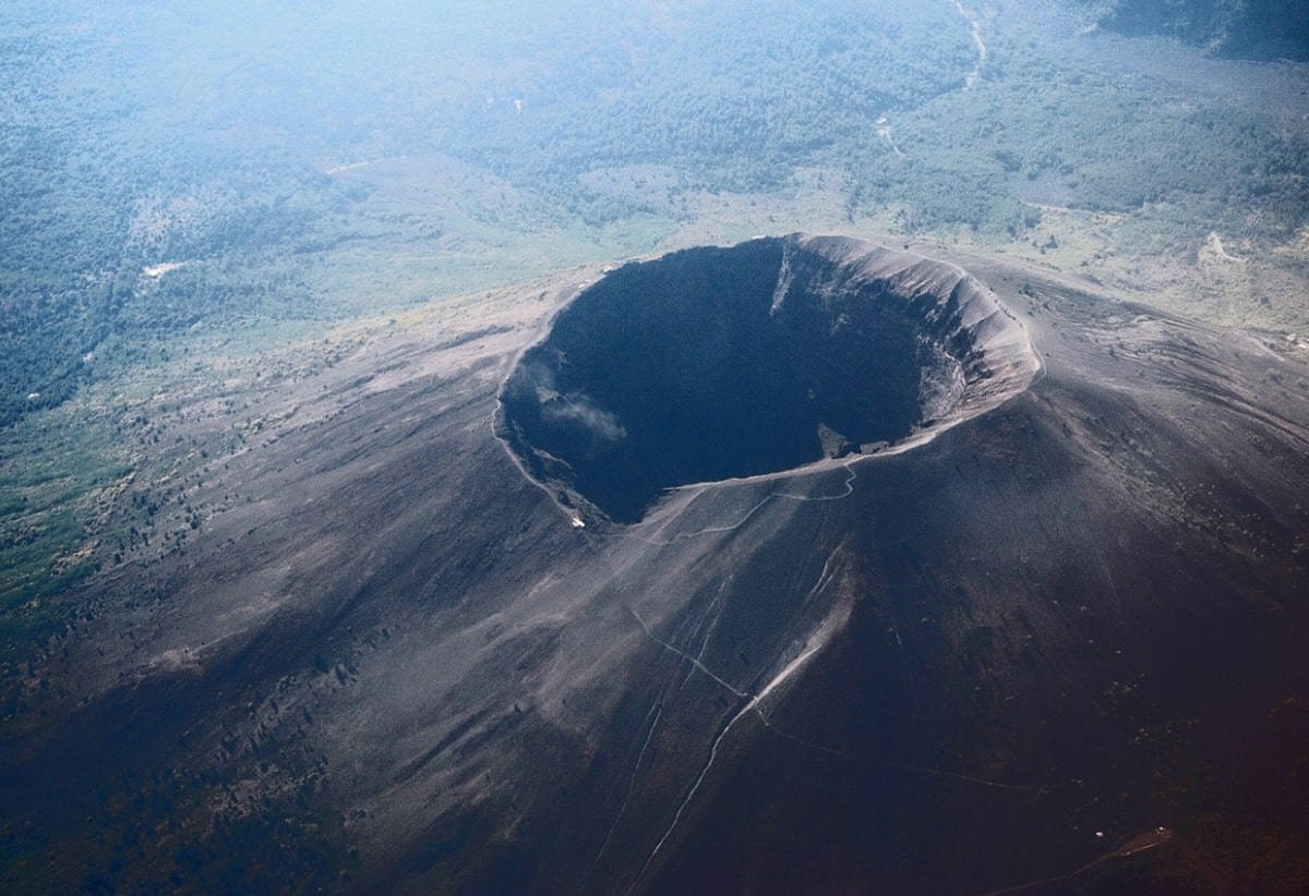 Turist cazut in craterul vulcanului Vezuviu in cautarea telefonului